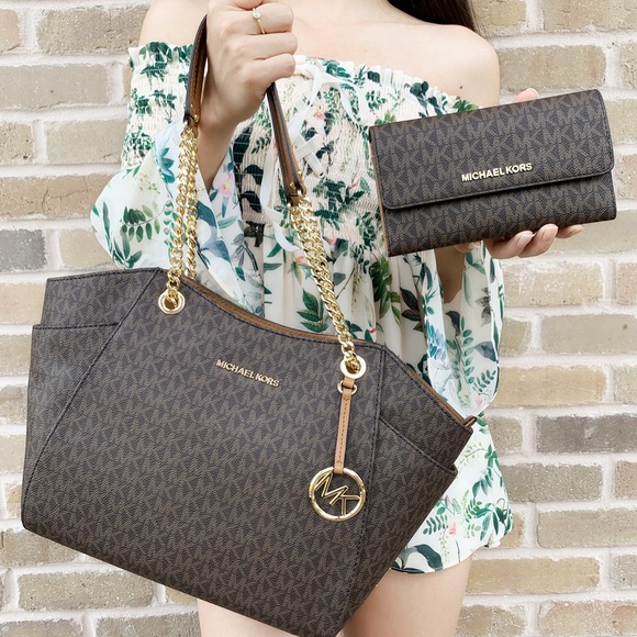 Michael Kors Handbags - 🥰🥰 Michale Kors Chain Tote Wallet Bundle